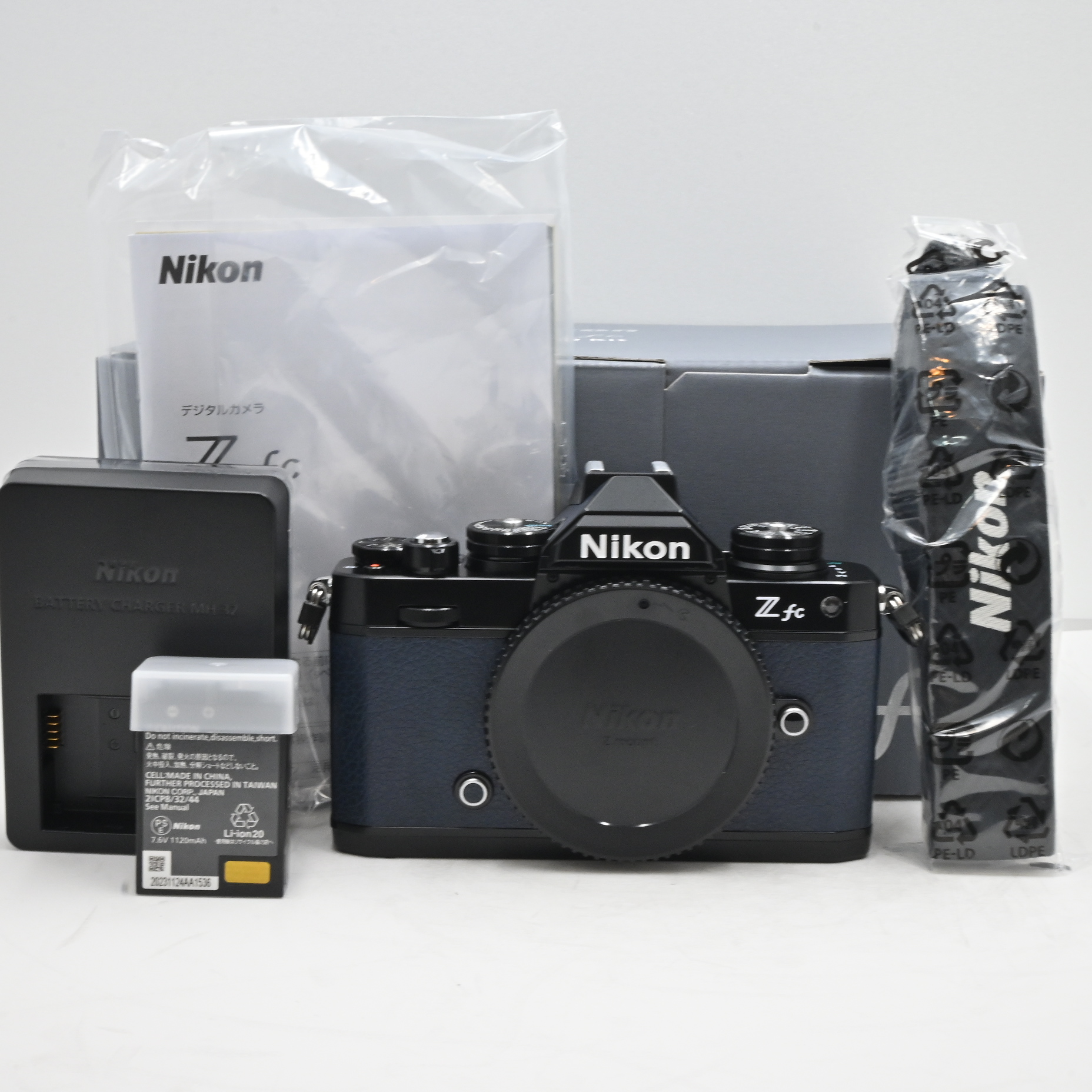 ショット数『1046』Nikon　Zfc ボディ ブラック　ミッドナイトグレー張替
