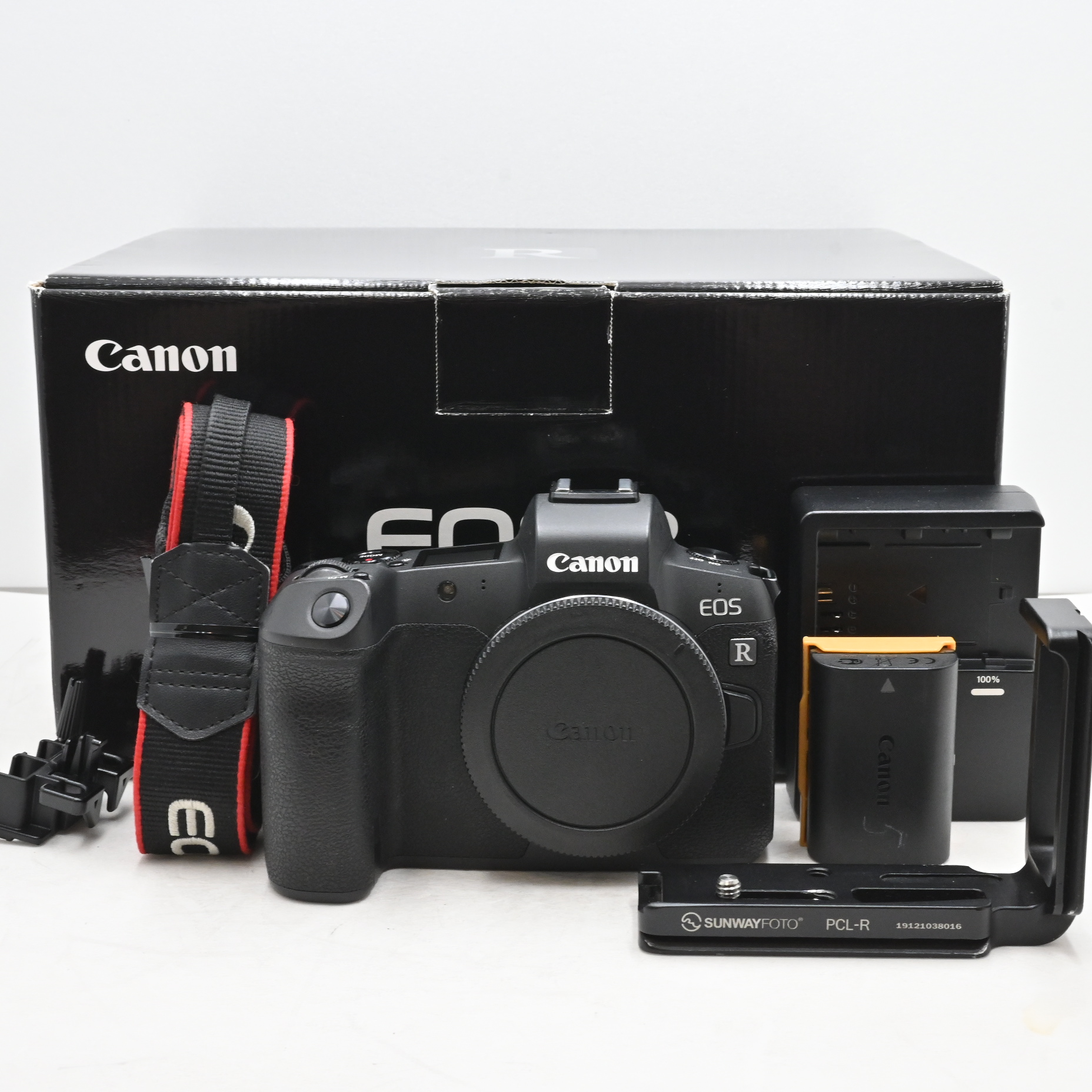 ショット数『9000以下』Canon ミラーレス一眼カメラ EOS R ボディー EOSR